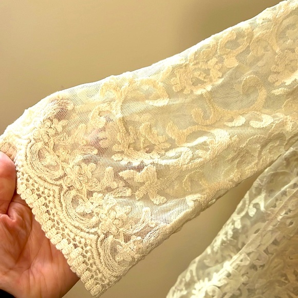 CAPRI M beautiful lace tunic length top/cover-up. Cotton blend.Long sleeve. EUC - Picture 4 of 6